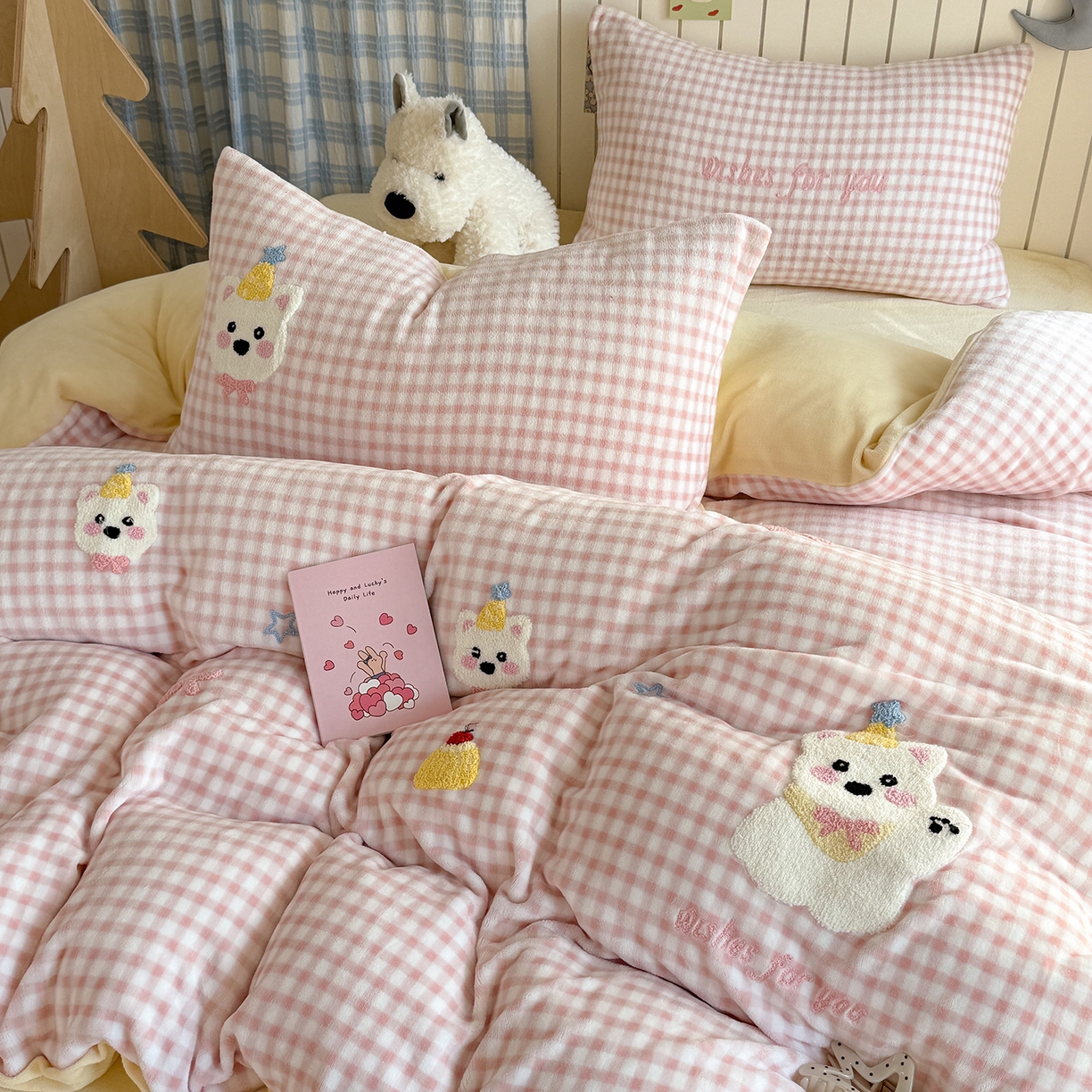 91家纺网 家纺一手货源 找家纺 潘朵拉家纺 2025新款A类牛奶绒毛巾绣系列四件套 粉格西高地