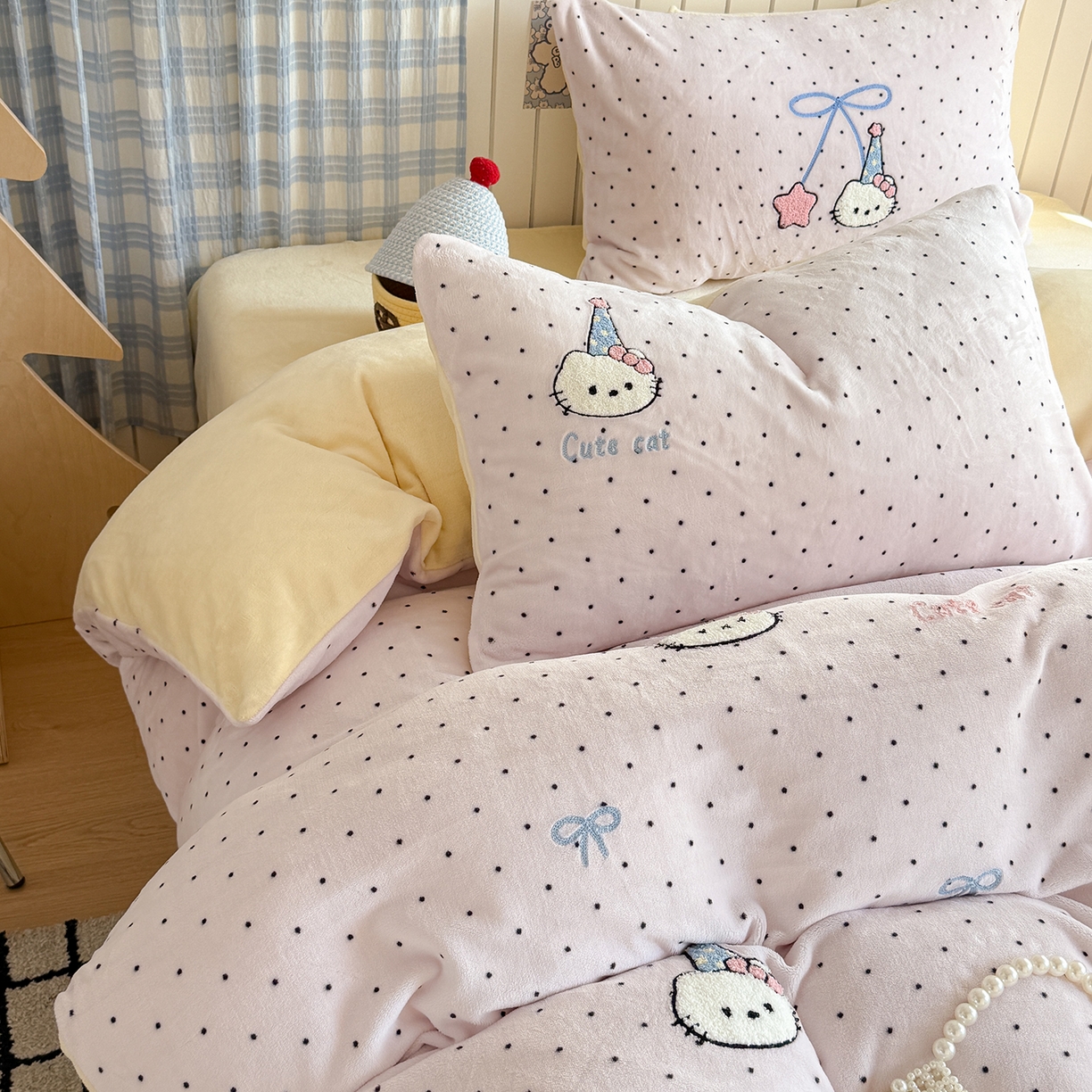 91家纺网 家纺一手货源 找家纺 潘朵拉家纺 2025新款A类牛奶绒毛巾绣系列四件套 甜梦喵