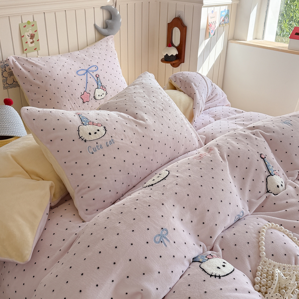 91家纺网 家纺一手货源 找家纺 潘朵拉家纺 2025新款A类牛奶绒毛巾绣系列四件套 甜梦喵