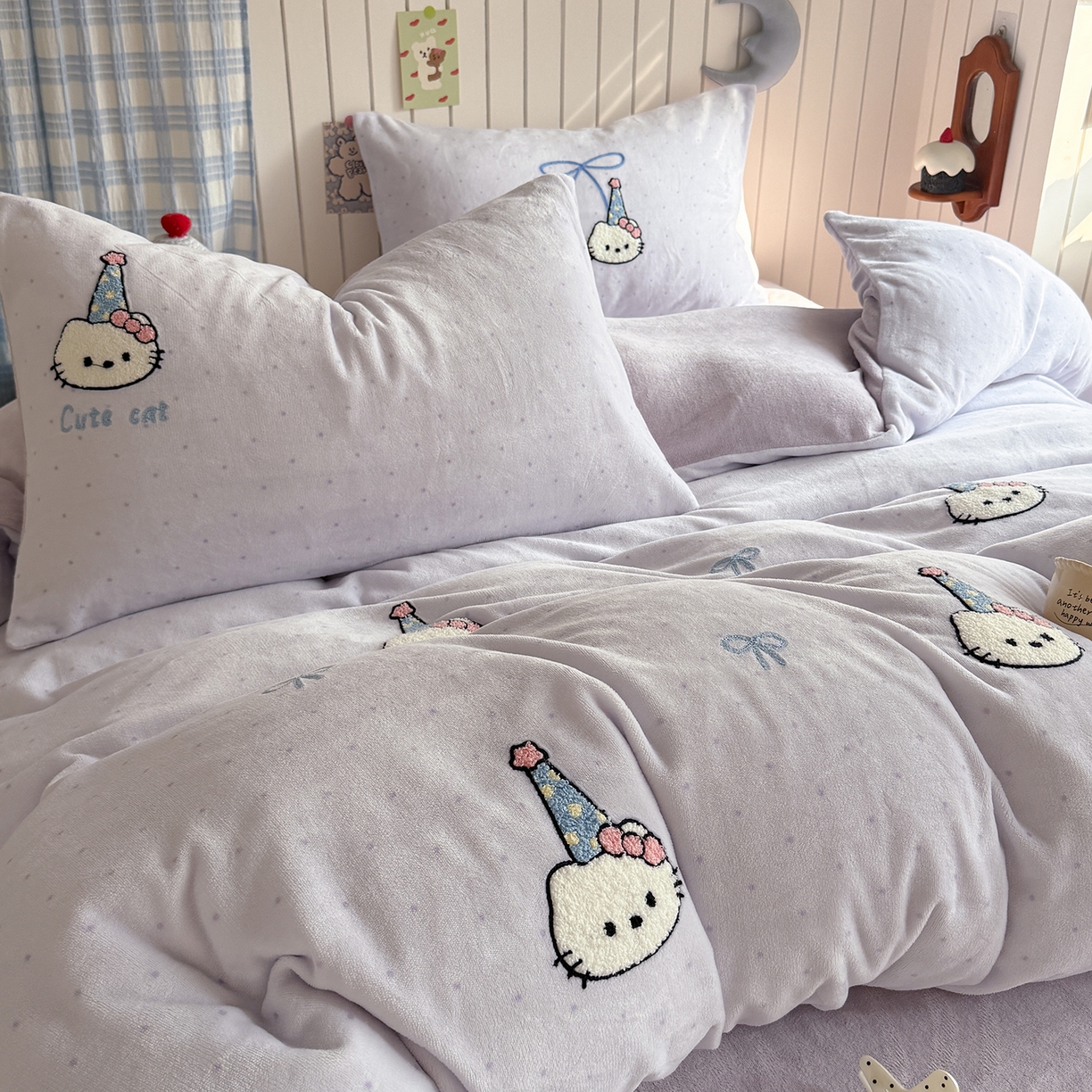 91家纺网 家纺一手货源 找家纺 潘朵拉家纺 2025新款A类牛奶绒毛巾绣系列四件套 凯蒂酱