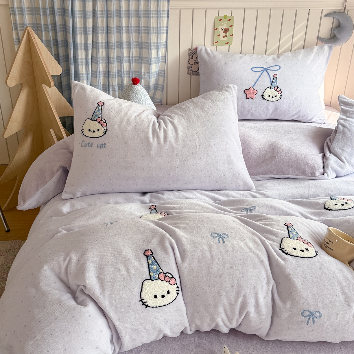 91家纺网 家纺一手货源 找家纺 潘朵拉家纺 2025新款A类牛奶绒毛巾绣系列四件套 凯蒂酱