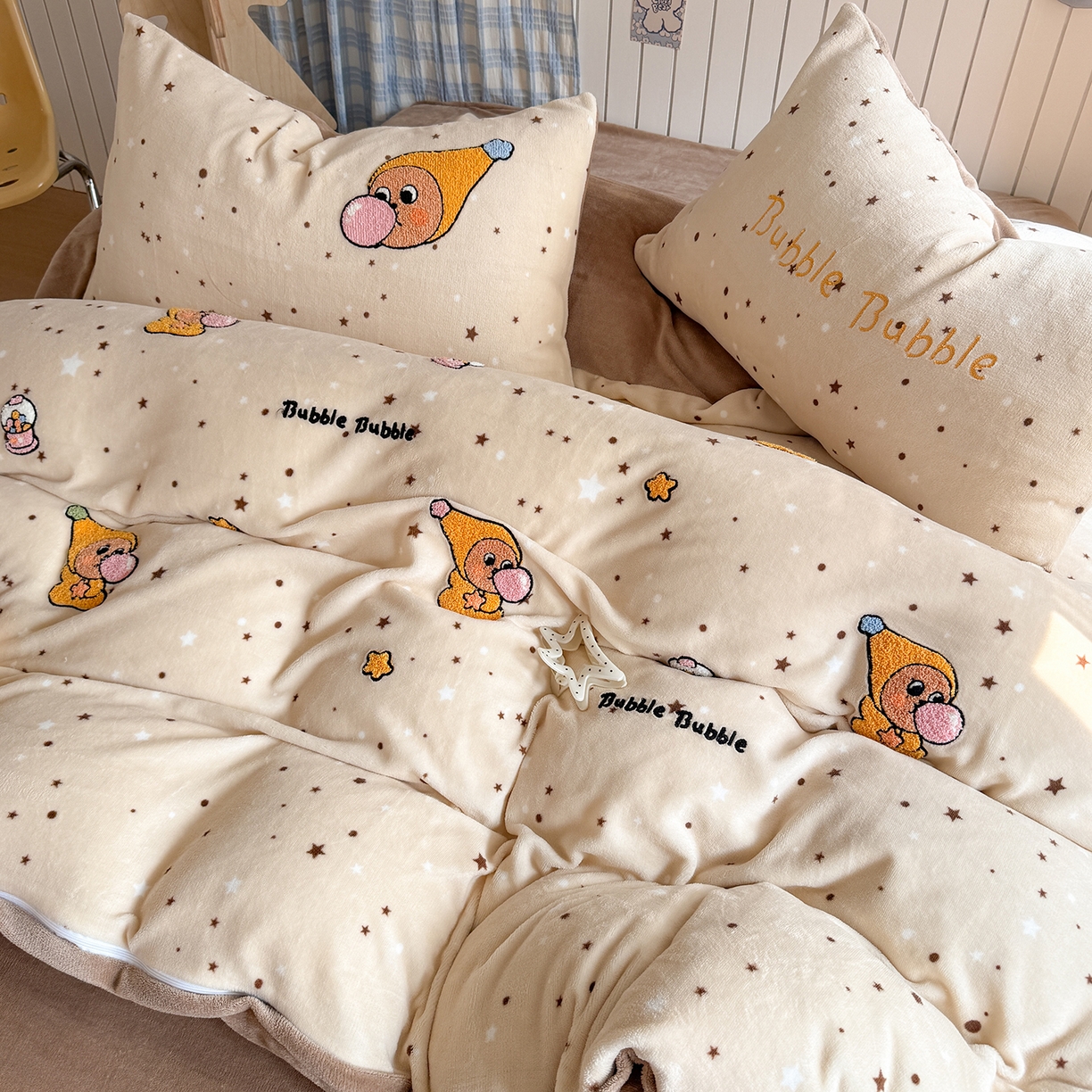 91家纺网 家纺一手货源 找家纺 潘朵拉家纺 2025新款A类牛奶绒毛巾绣系列四件套 星梦泡仔