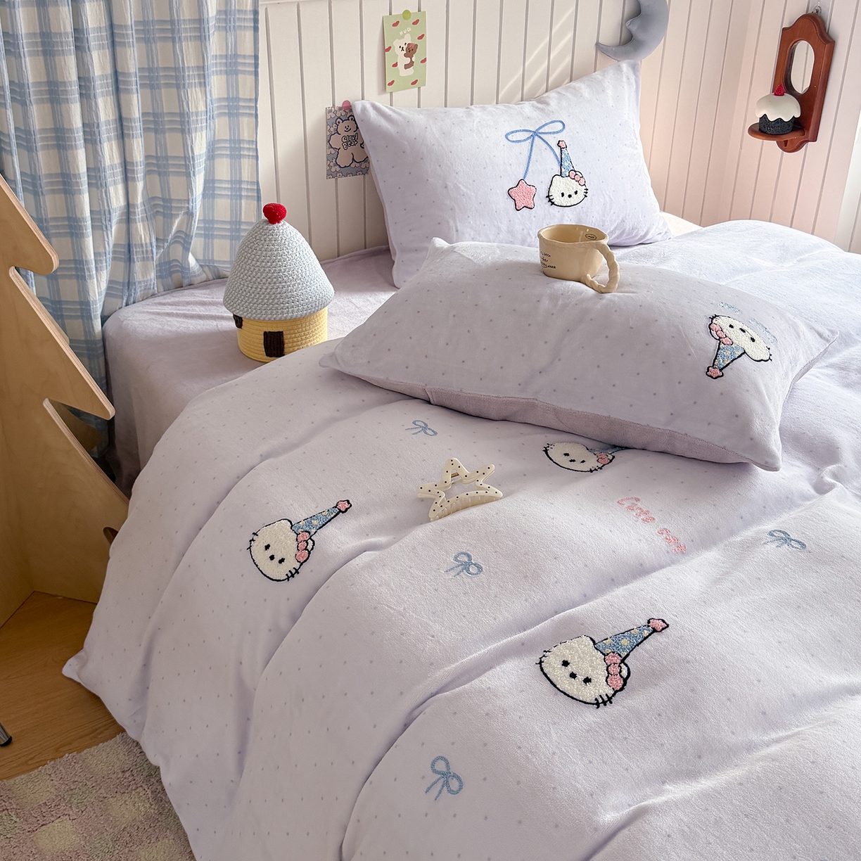 91家纺网 家纺一手货源 找家纺 潘朵拉家纺 2025新款A类牛奶绒毛巾绣系列四件套 凯蒂酱