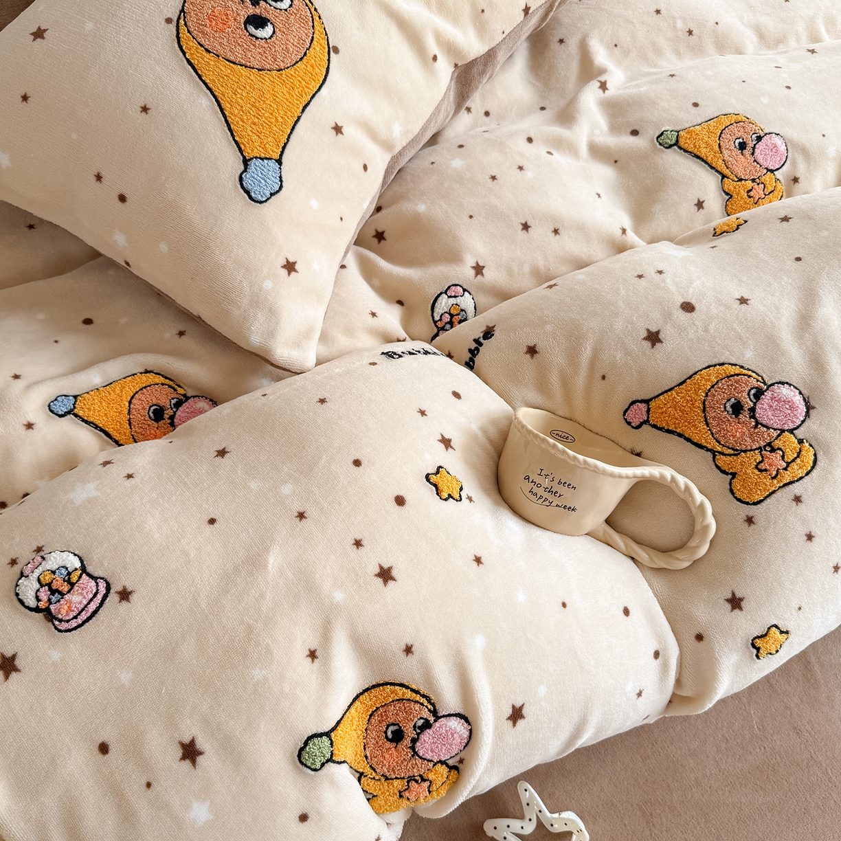 91家纺网 家纺一手货源 找家纺 潘朵拉家纺 2025新款A类牛奶绒毛巾绣系列四件套 星梦泡仔