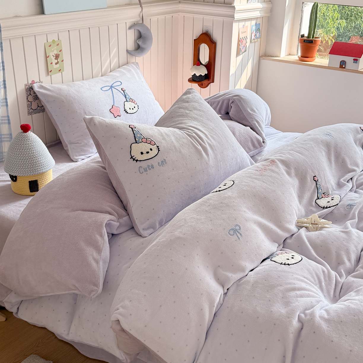 91家纺网 家纺一手货源 找家纺 潘朵拉家纺 2025新款A类牛奶绒毛巾绣系列四件套 凯蒂酱