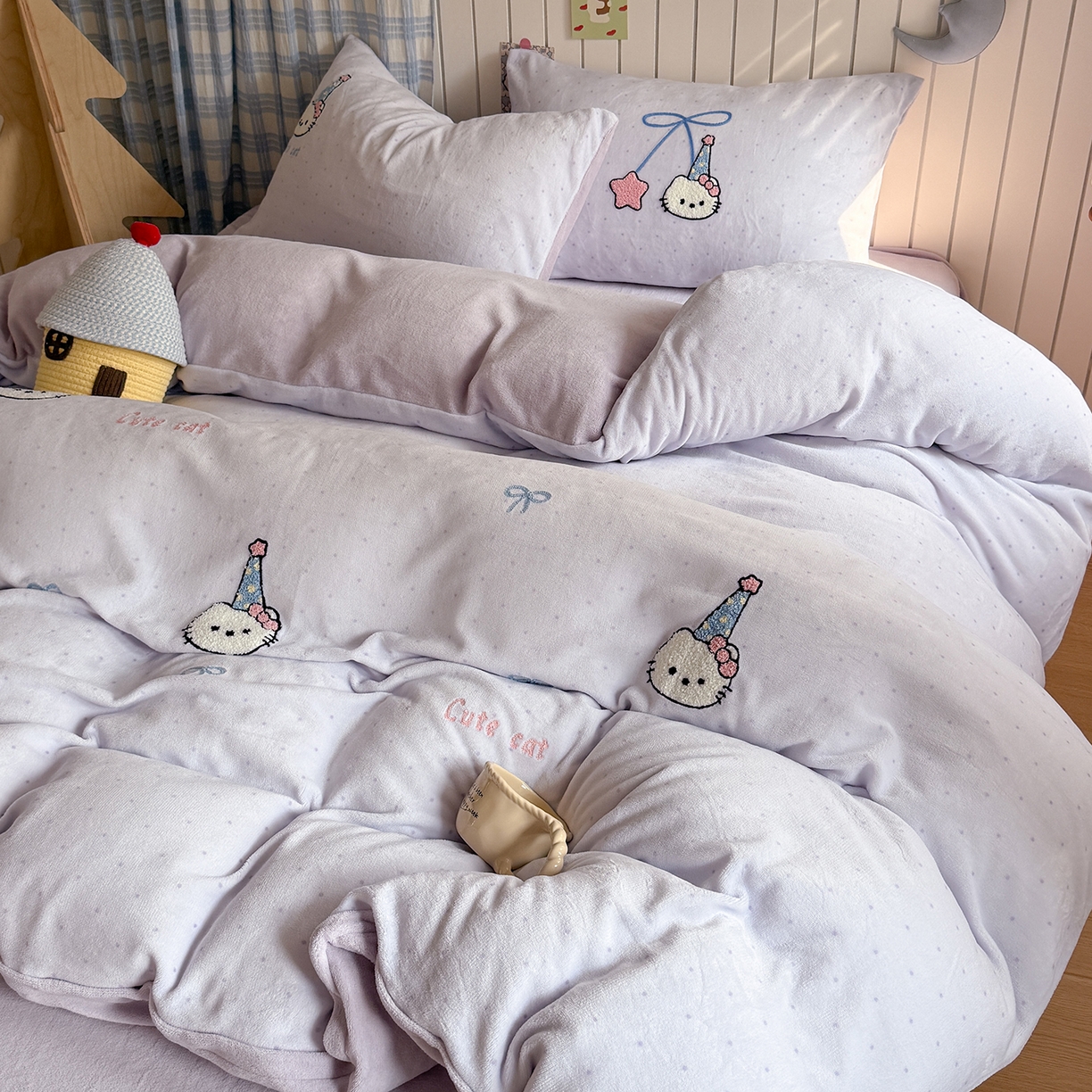 91家纺网 家纺一手货源 找家纺 潘朵拉家纺 2025新款A类牛奶绒毛巾绣系列四件套 凯蒂酱