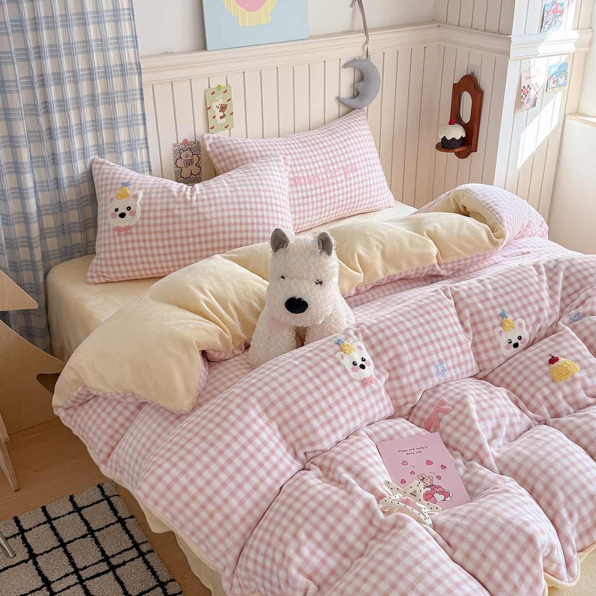 91家纺网 家纺一手货源 找家纺 潘朵拉家纺 2025新款A类牛奶绒毛巾绣系列四件套 粉格西高地