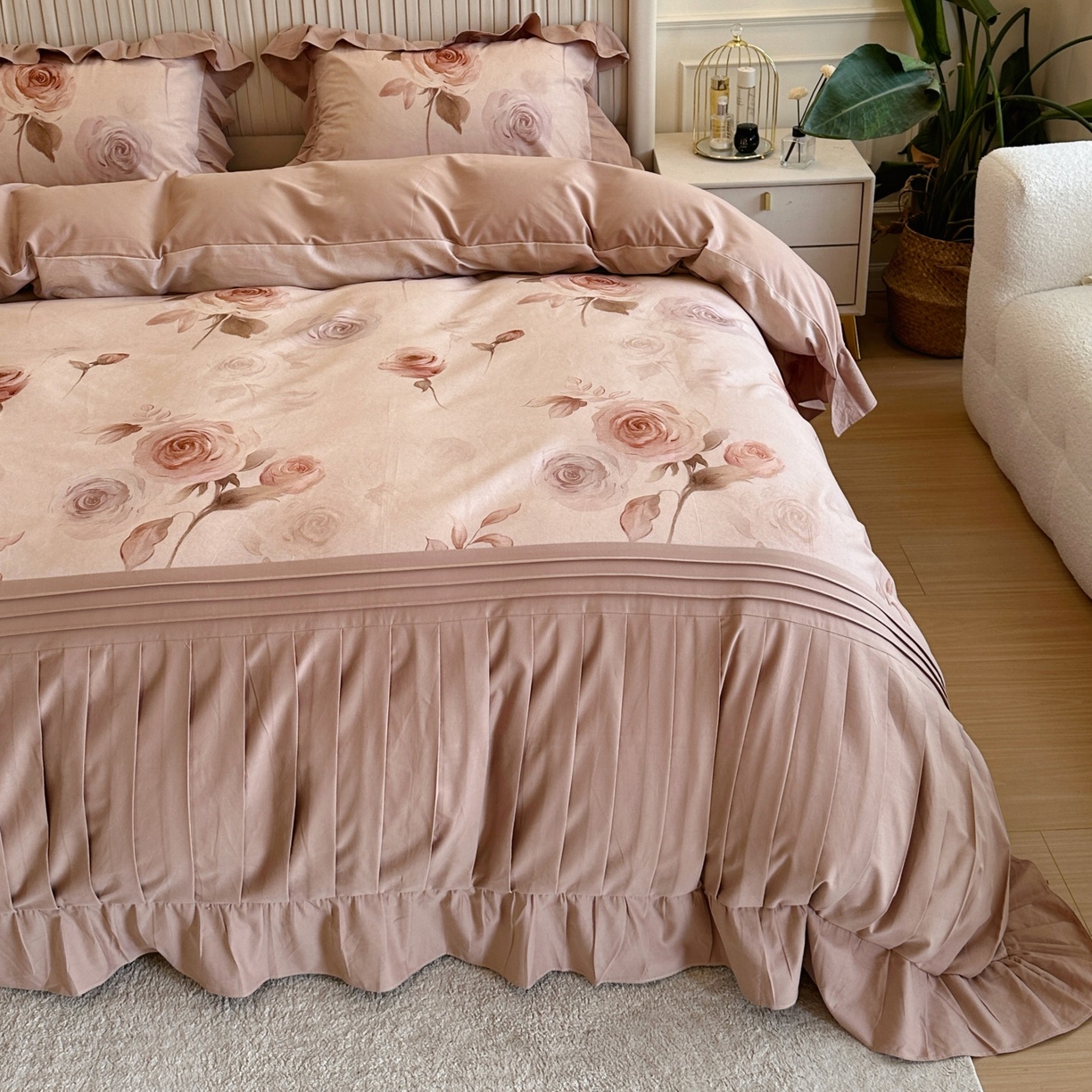 91家纺网 家纺一手货源 找家纺 曼布缇 2025秋冬新品100s全棉加厚磨毛工艺款四件套 南法庄园场景二 丝绒拿铁