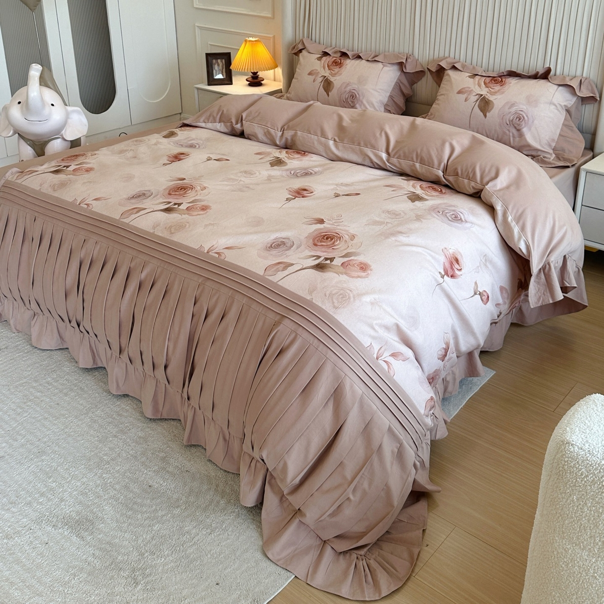 91家纺网 家纺一手货源 找家纺 曼布缇 2025秋冬新品100s全棉加厚磨毛工艺款四件套 南法庄园场景二 丝绒拿铁