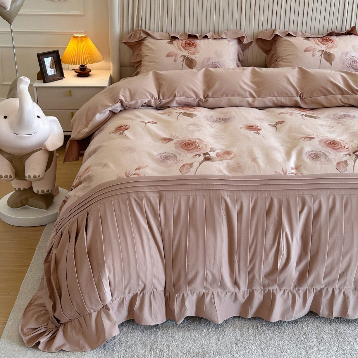 91家纺网 家纺一手货源 找家纺 曼布缇 2025秋冬新品100s全棉加厚磨毛工艺款四件套 南法庄园场景二 丝绒拿铁