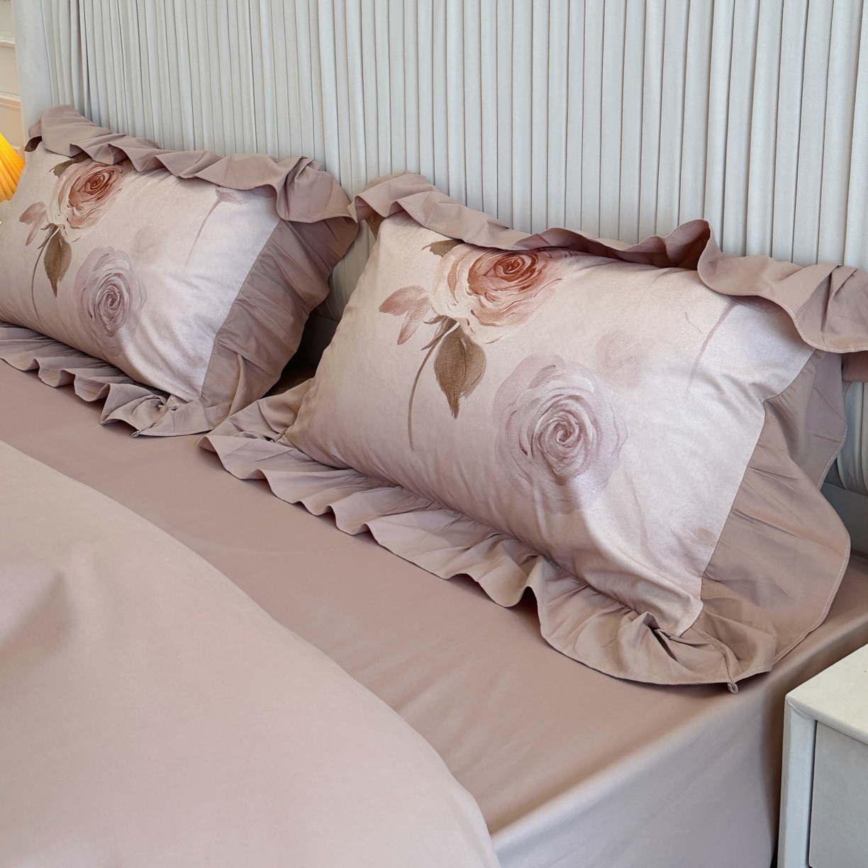 91家纺网 家纺一手货源 找家纺 曼布缇 2025秋冬新品100s全棉加厚磨毛工艺款四件套 南法庄园场景二 丝绒拿铁