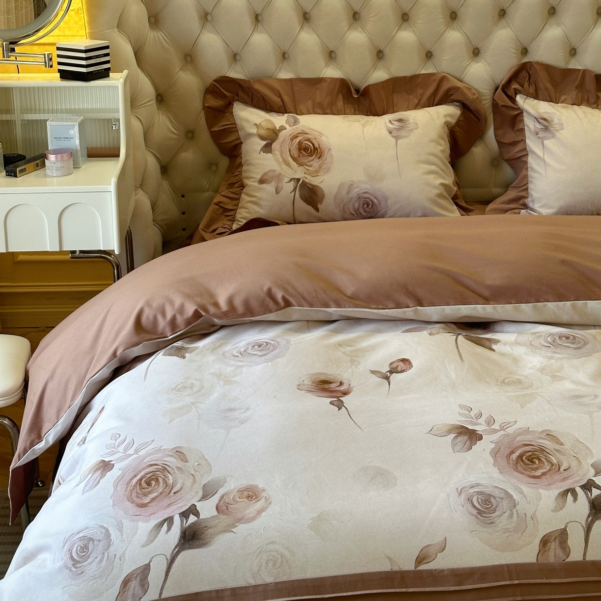 91家纺网 家纺一手货源 找家纺 曼布缇 2025秋冬新品100s全棉加厚磨毛工艺款四件套 南法庄园场景二 大地咖