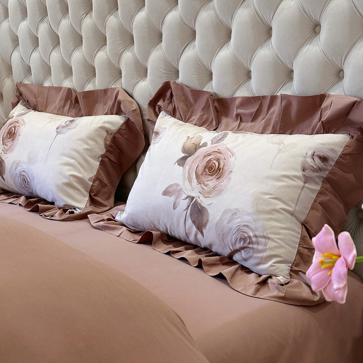 91家纺网 家纺一手货源 找家纺 曼布缇 2025秋冬新品100s全棉加厚磨毛工艺款四件套 南法庄园场景二 大地咖