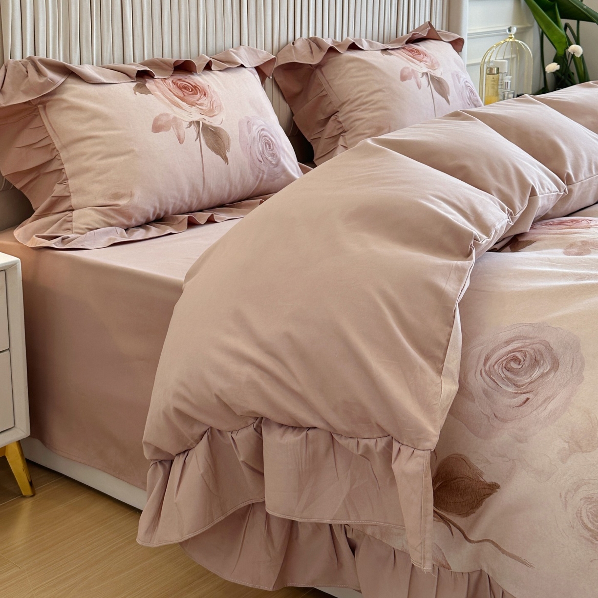 91家纺网 家纺一手货源 找家纺 曼布缇 2025秋冬新品100s全棉加厚磨毛工艺款四件套 南法庄园场景二 丝绒拿铁