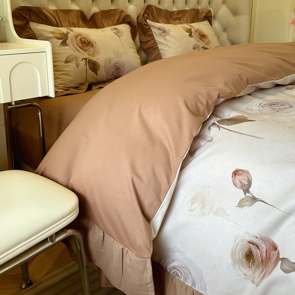 91家纺网 家纺一手货源 找家纺 曼布缇 2025秋冬新品100s全棉加厚磨毛工艺款四件套 南法庄园场景二 大地咖