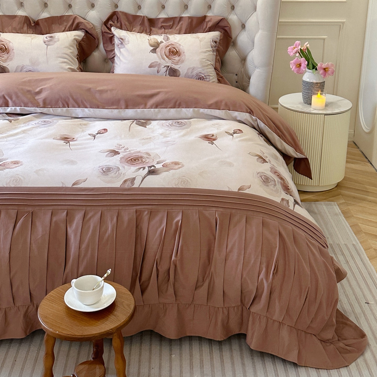 91家纺网 家纺一手货源 找家纺 曼布缇 2025秋冬新品100s全棉加厚磨毛工艺款四件套 南法庄园场景二 大地咖