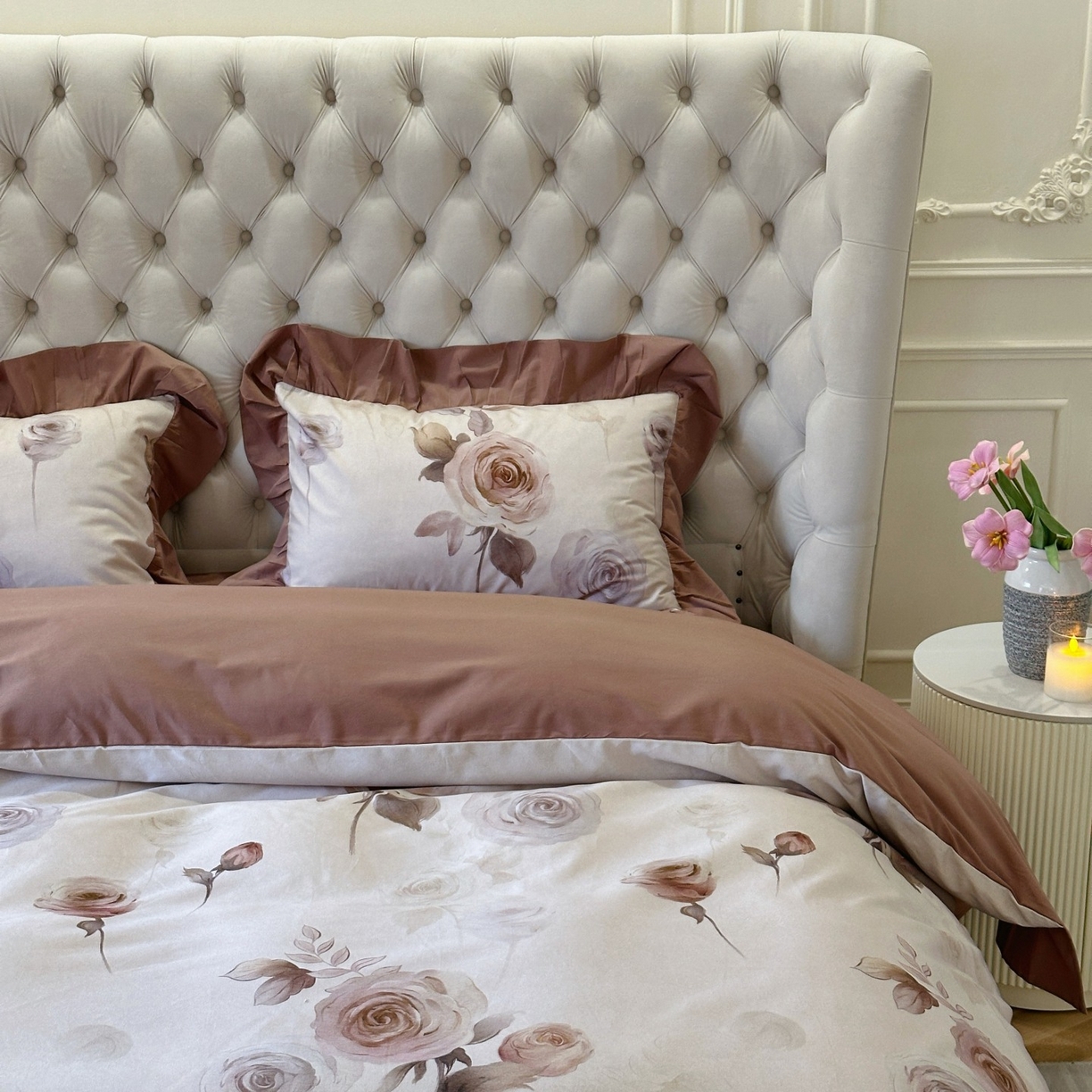 91家纺网 家纺一手货源 找家纺 曼布缇 2025秋冬新品100s全棉加厚磨毛工艺款四件套 南法庄园场景二 大地咖