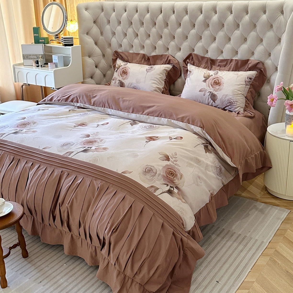 91家纺网 家纺一手货源 找家纺 曼布缇 2025秋冬新品100s全棉加厚磨毛工艺款四件套 南法庄园场景二 大地咖