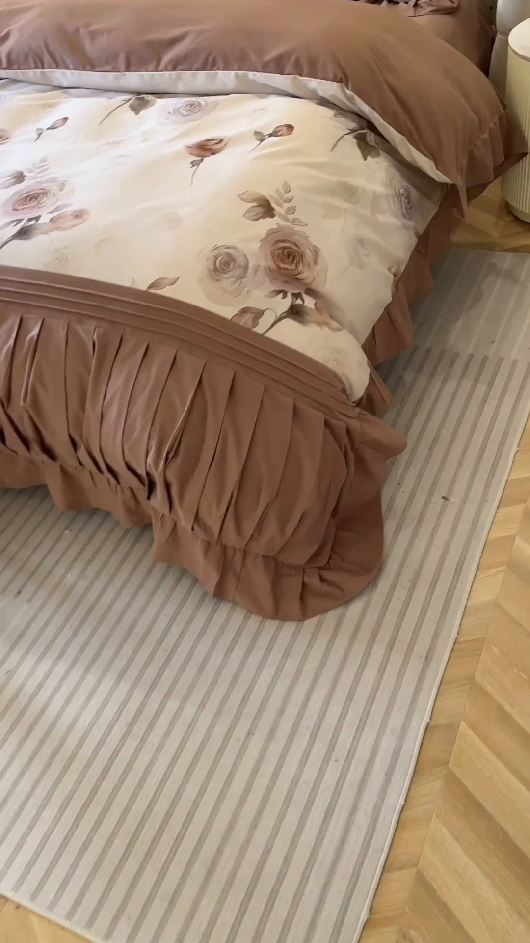 91家纺网 家纺一手货源 找家纺 曼布缇 2025秋冬新品100s全棉加厚磨毛工艺款四件套 南法庄园场景二 大地咖