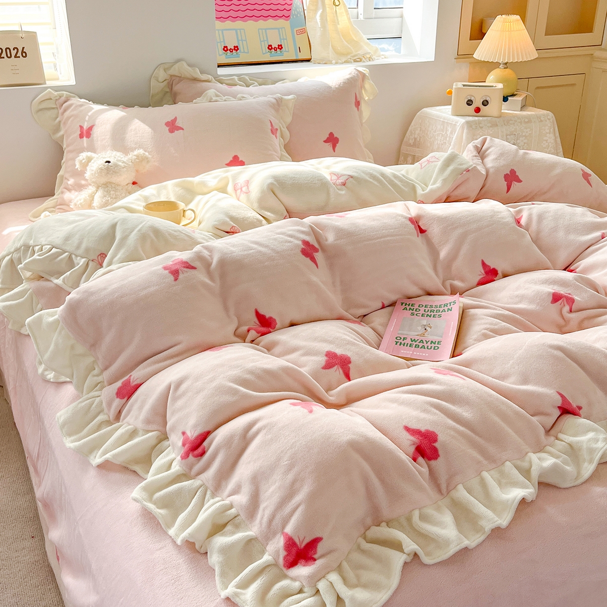 91家纺网 家纺一手货源 找家纺 （总）麦朵家居 2025新款10斤重床盖款花边牛奶绒四件套雕花绒法莱绒四件套兔兔绒四件套床笠三件套-梦蝶