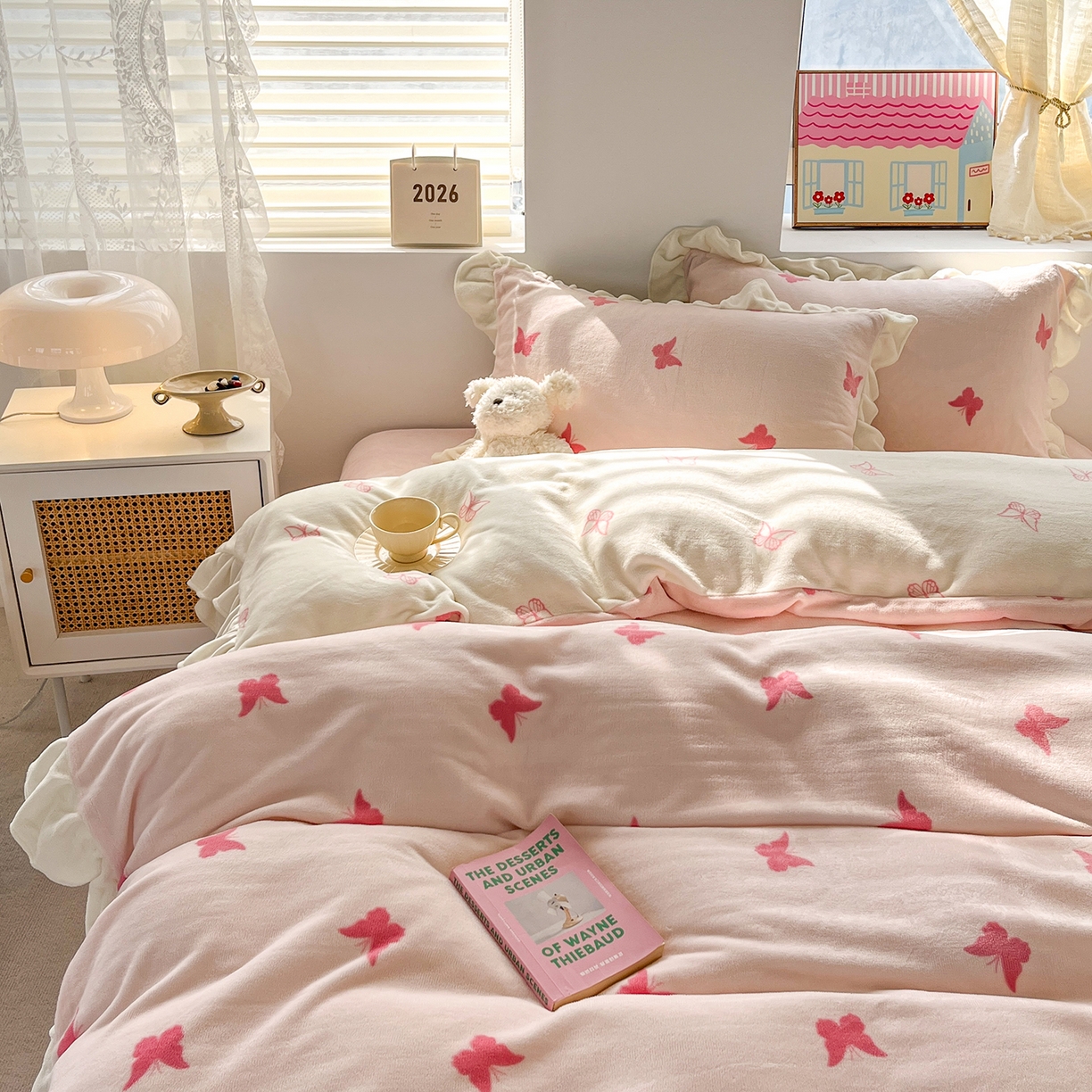 91家纺网 家纺一手货源 找家纺 麦朵家居 2025新款10斤重床盖款花边牛奶绒四件套雕花绒法莱绒四件套兔兔绒四件套床笠三件套-梦蝶 梦蝶粉