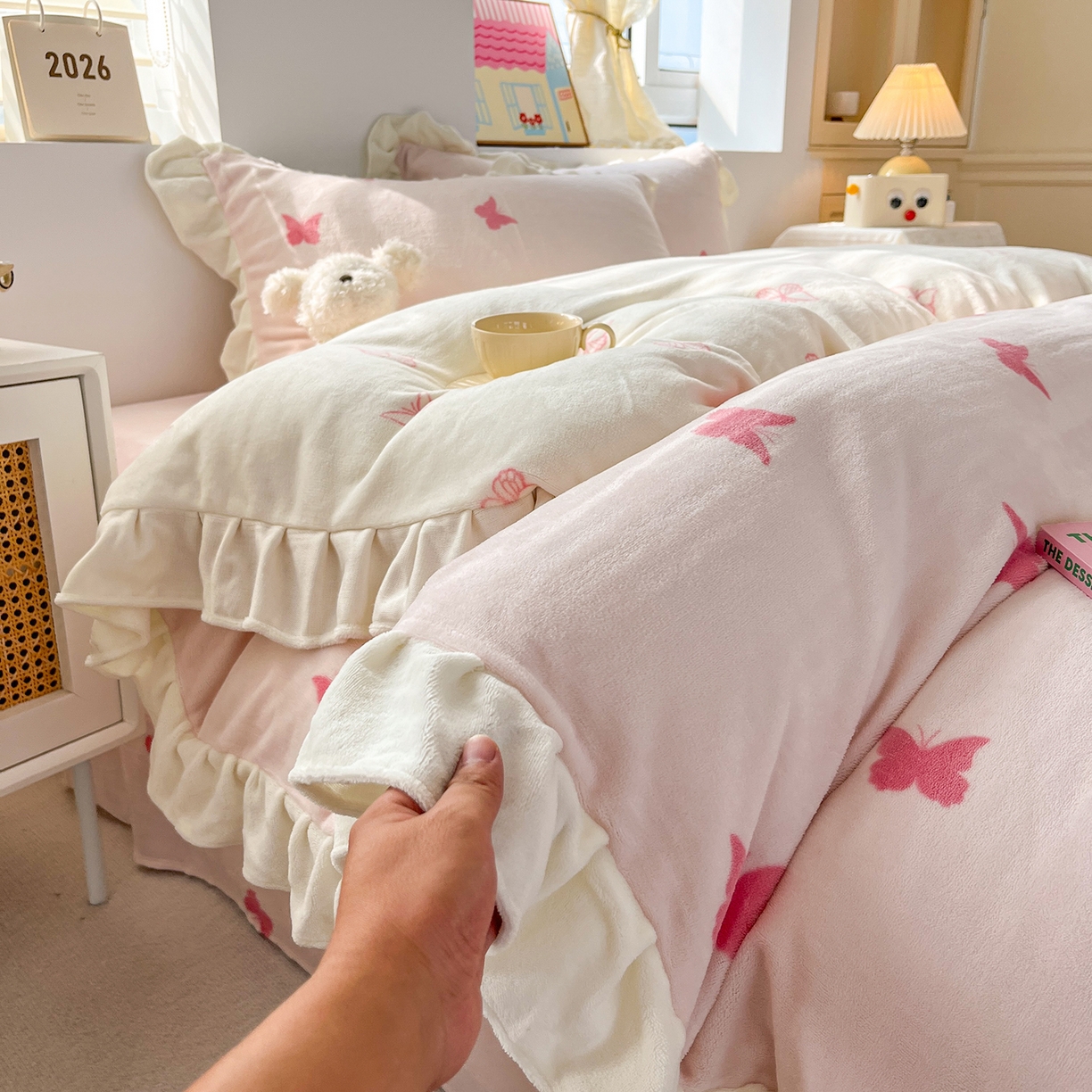 91家纺网 家纺一手货源 找家纺 麦朵家居 2025新款10斤重床盖款花边牛奶绒四件套雕花绒法莱绒四件套兔兔绒四件套床笠三件套-梦蝶 梦蝶粉