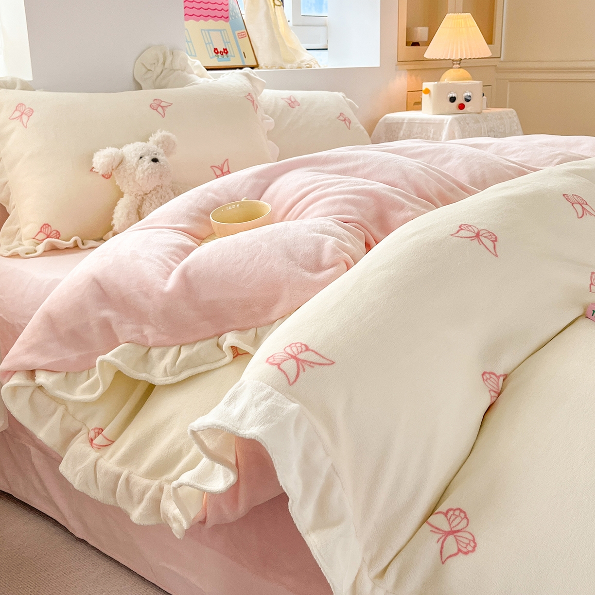 麦朵家居 2025新款10斤重床盖款花边牛奶绒四件套雕花绒法莱绒四件套兔兔绒四件套床笠三件套-梦蝶 梦蝶白粉