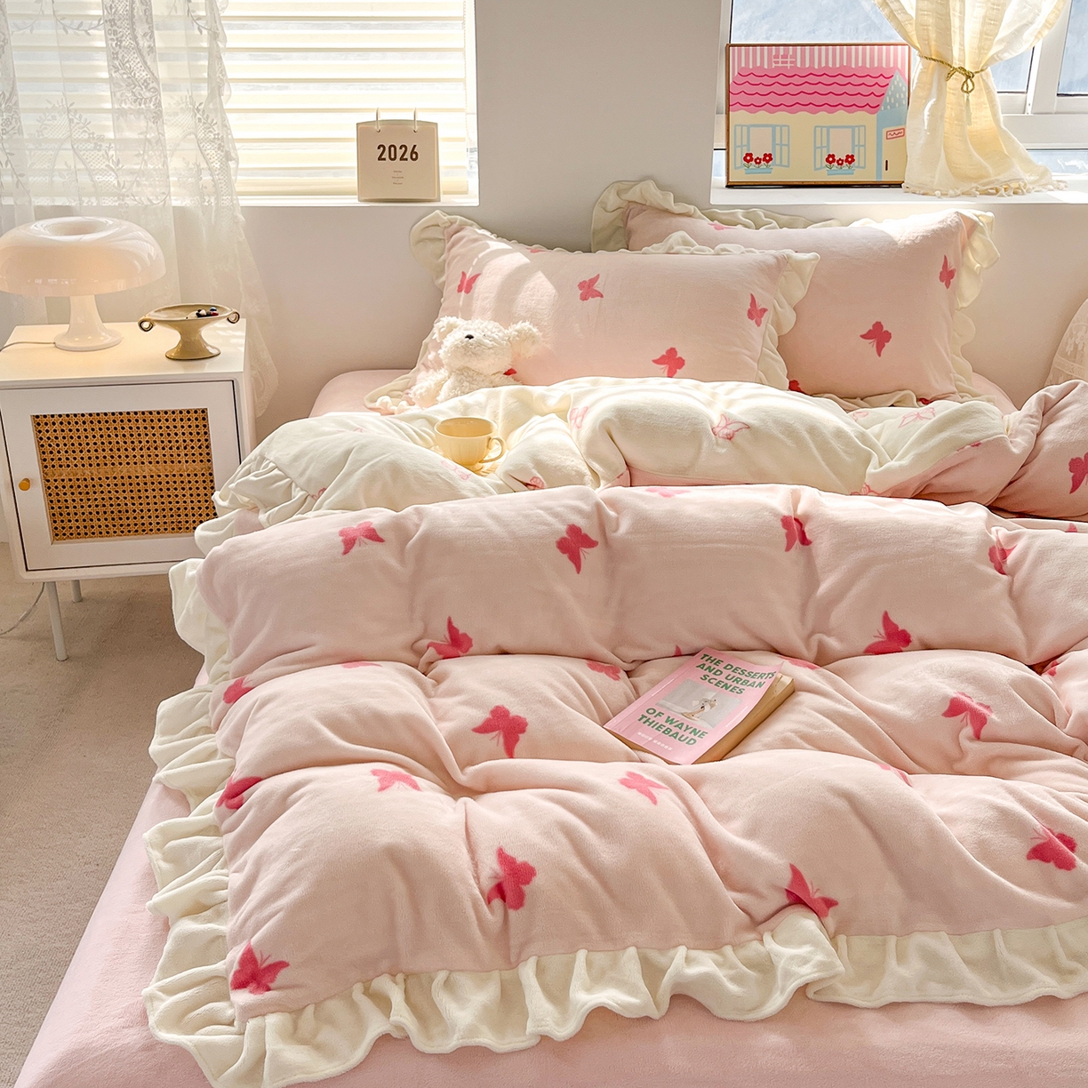 91家纺网 家纺一手货源 找家纺 麦朵家居 2025新款10斤重床盖款花边牛奶绒四件套雕花绒法莱绒四件套兔兔绒四件套床笠三件套-梦蝶 梦蝶粉