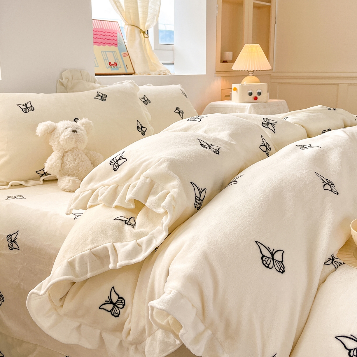 91家纺网 家纺一手货源 找家纺 麦朵家居 2025新款10斤重床盖款花边牛奶绒四件套雕花绒法莱绒四件套兔兔绒四件套床笠三件套-梦蝶 梦蝶白