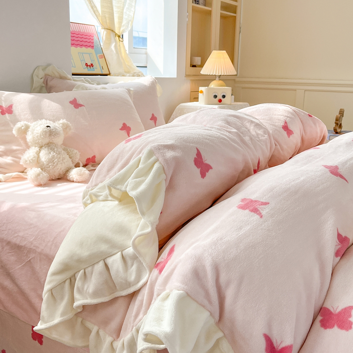 91家纺网 家纺一手货源 找家纺 麦朵家居 2025新款10斤重床盖款花边牛奶绒四件套雕花绒法莱绒四件套兔兔绒四件套床笠三件套-梦蝶 梦蝶粉