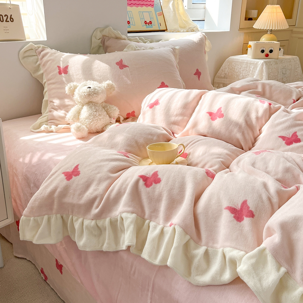 91家纺网 家纺一手货源 找家纺 （总）麦朵家居 2025新款10斤重床盖款花边牛奶绒四件套雕花绒法莱绒四件套兔兔绒四件套床笠三件套-梦蝶