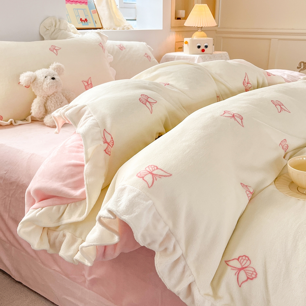 91家纺网 家纺一手货源 找家纺 麦朵家居 2025新款10斤重床盖款花边牛奶绒四件套雕花绒法莱绒四件套兔兔绒四件套床笠三件套-梦蝶 梦蝶白粉