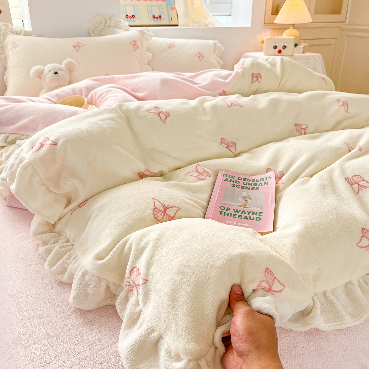 91家纺网 家纺一手货源 找家纺 麦朵家居 2025新款10斤重床盖款花边牛奶绒四件套雕花绒法莱绒四件套兔兔绒四件套床笠三件套-梦蝶 梦蝶白粉