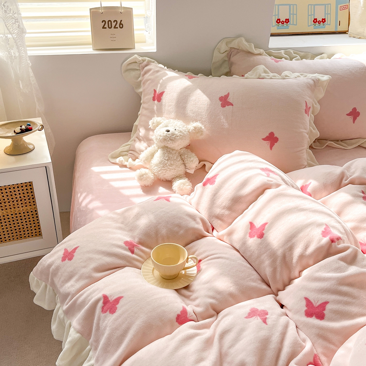 91家纺网 家纺一手货源 找家纺 麦朵家居 2025新款10斤重床盖款花边牛奶绒四件套雕花绒法莱绒四件套兔兔绒四件套床笠三件套-梦蝶 梦蝶粉