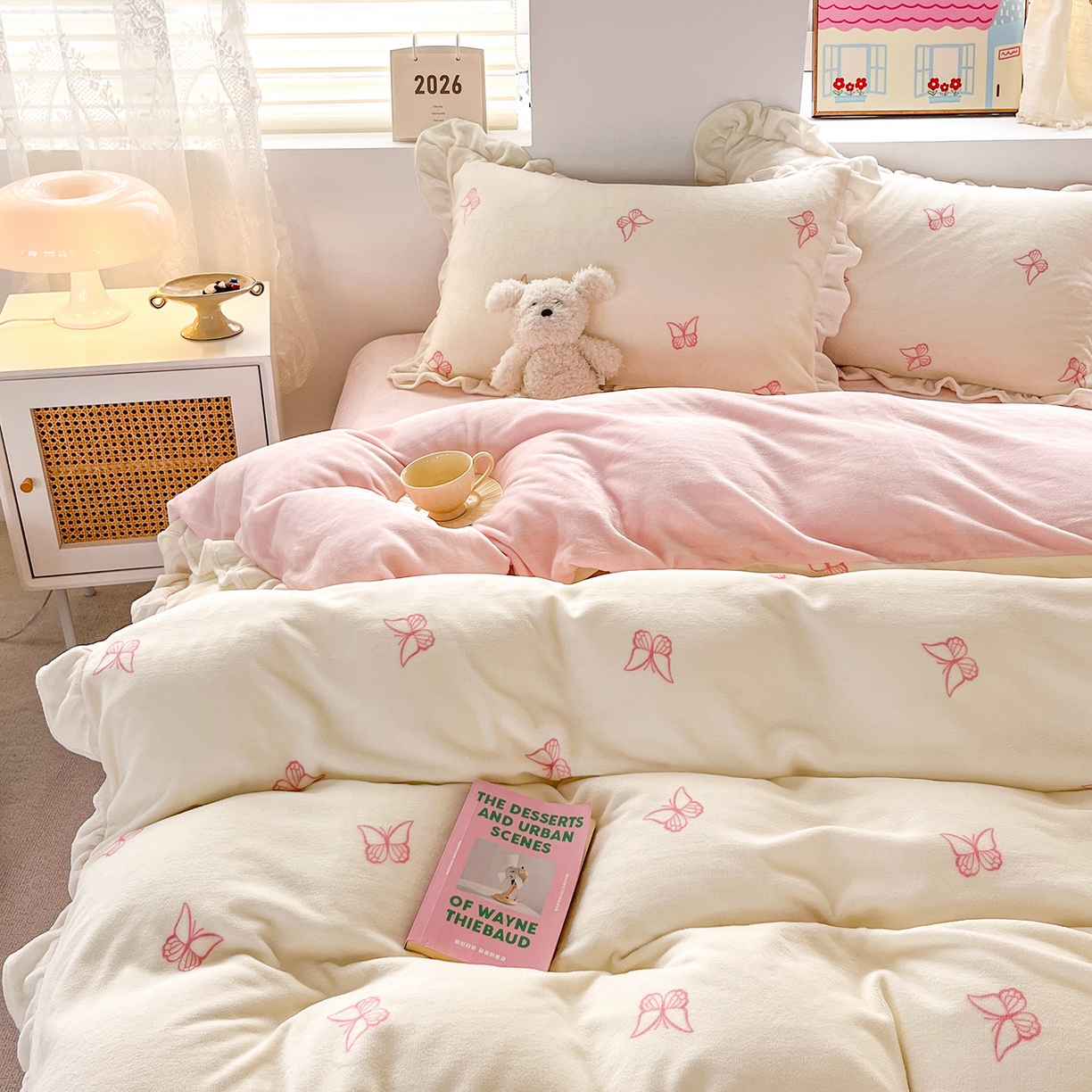 91家纺网 家纺一手货源 找家纺 麦朵家居 2025新款10斤重床盖款花边牛奶绒四件套雕花绒法莱绒四件套兔兔绒四件套床笠三件套-梦蝶 梦蝶白粉