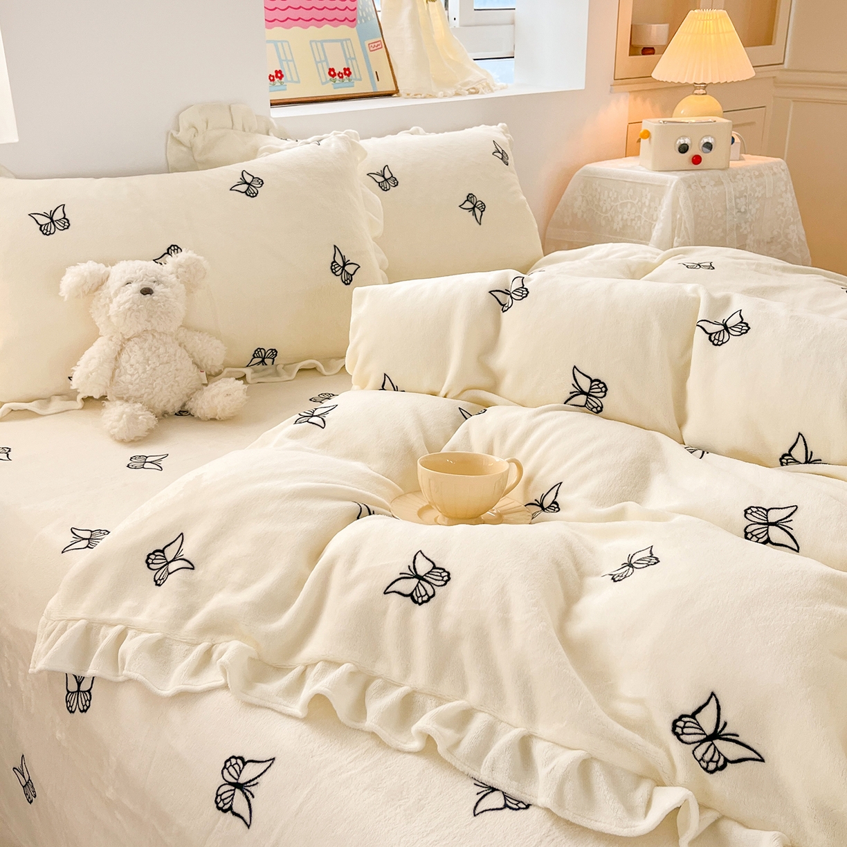 91家纺网 家纺一手货源 找家纺 麦朵家居 2025新款10斤重床盖款花边牛奶绒四件套雕花绒法莱绒四件套兔兔绒四件套床笠三件套-梦蝶 梦蝶白