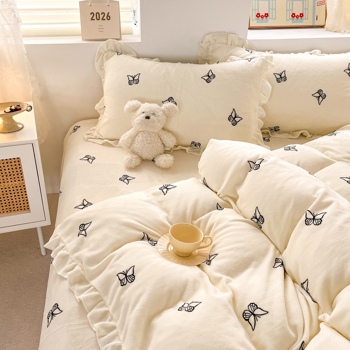 91家纺网 家纺一手货源 找家纺 麦朵家居 2025新款10斤重床盖款花边牛奶绒四件套雕花绒法莱绒四件套兔兔绒四件套床笠三件套-梦蝶 梦蝶白