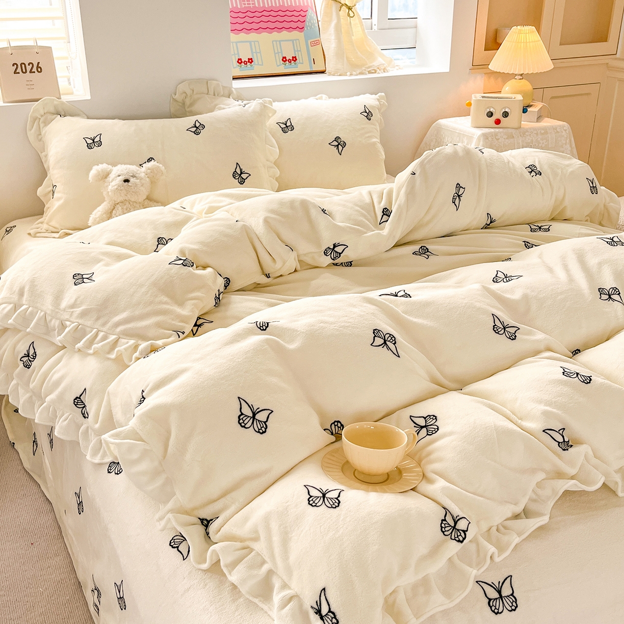 91家纺网 家纺一手货源 找家纺 麦朵家居 2025新款10斤重床盖款花边牛奶绒四件套雕花绒法莱绒四件套兔兔绒四件套床笠三件套-梦蝶 梦蝶白