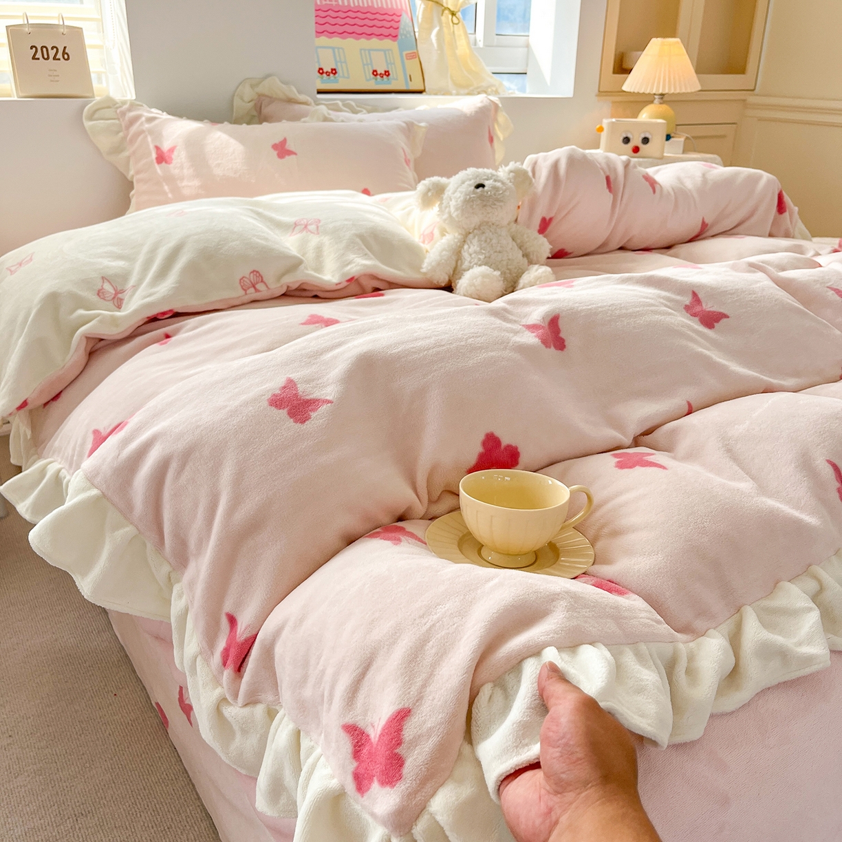 91家纺网 家纺一手货源 找家纺 （总）麦朵家居 2025新款10斤重床盖款花边牛奶绒四件套雕花绒法莱绒四件套兔兔绒四件套床笠三件套-梦蝶