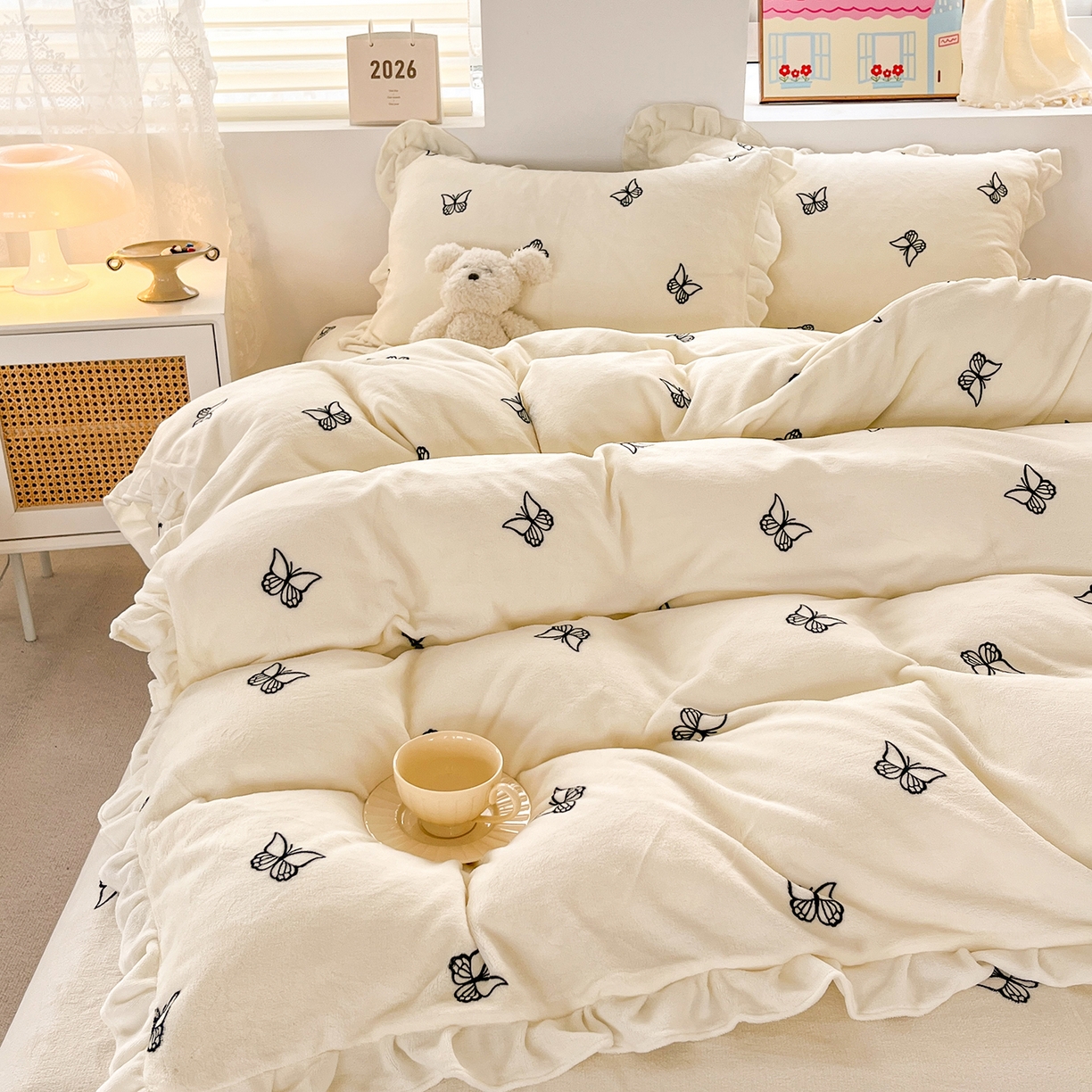 91家纺网 家纺一手货源 找家纺 麦朵家居 2025新款10斤重床盖款花边牛奶绒四件套雕花绒法莱绒四件套兔兔绒四件套床笠三件套-梦蝶 梦蝶白