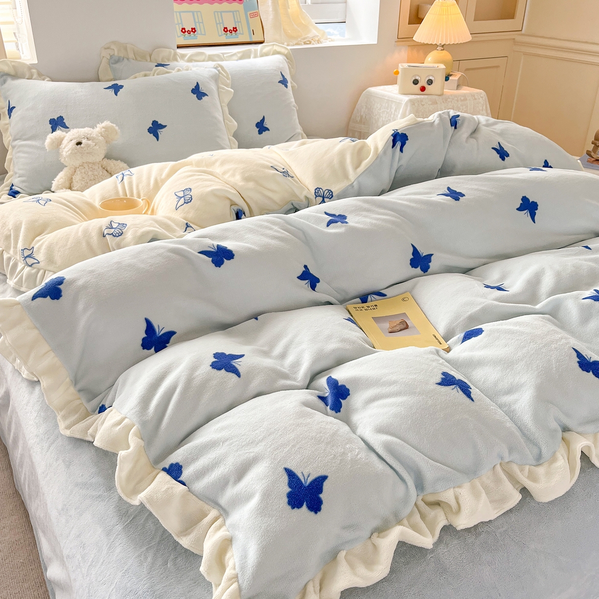 91家纺网 家纺一手货源 找家纺 麦朵家居 2025新款10斤重床盖款花边牛奶绒四件套雕花绒法莱绒四件套兔兔绒四件套床笠三件套-梦蝶 梦蝶蓝