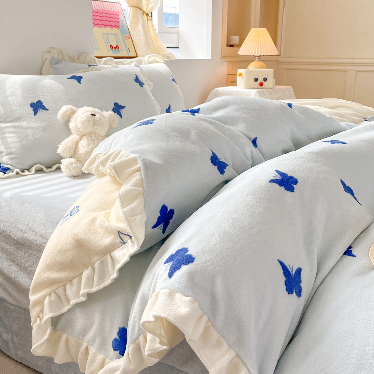 91家纺网 家纺一手货源 找家纺 麦朵家居 2025新款10斤重床盖款花边牛奶绒四件套雕花绒法莱绒四件套兔兔绒四件套床笠三件套-梦蝶 梦蝶蓝