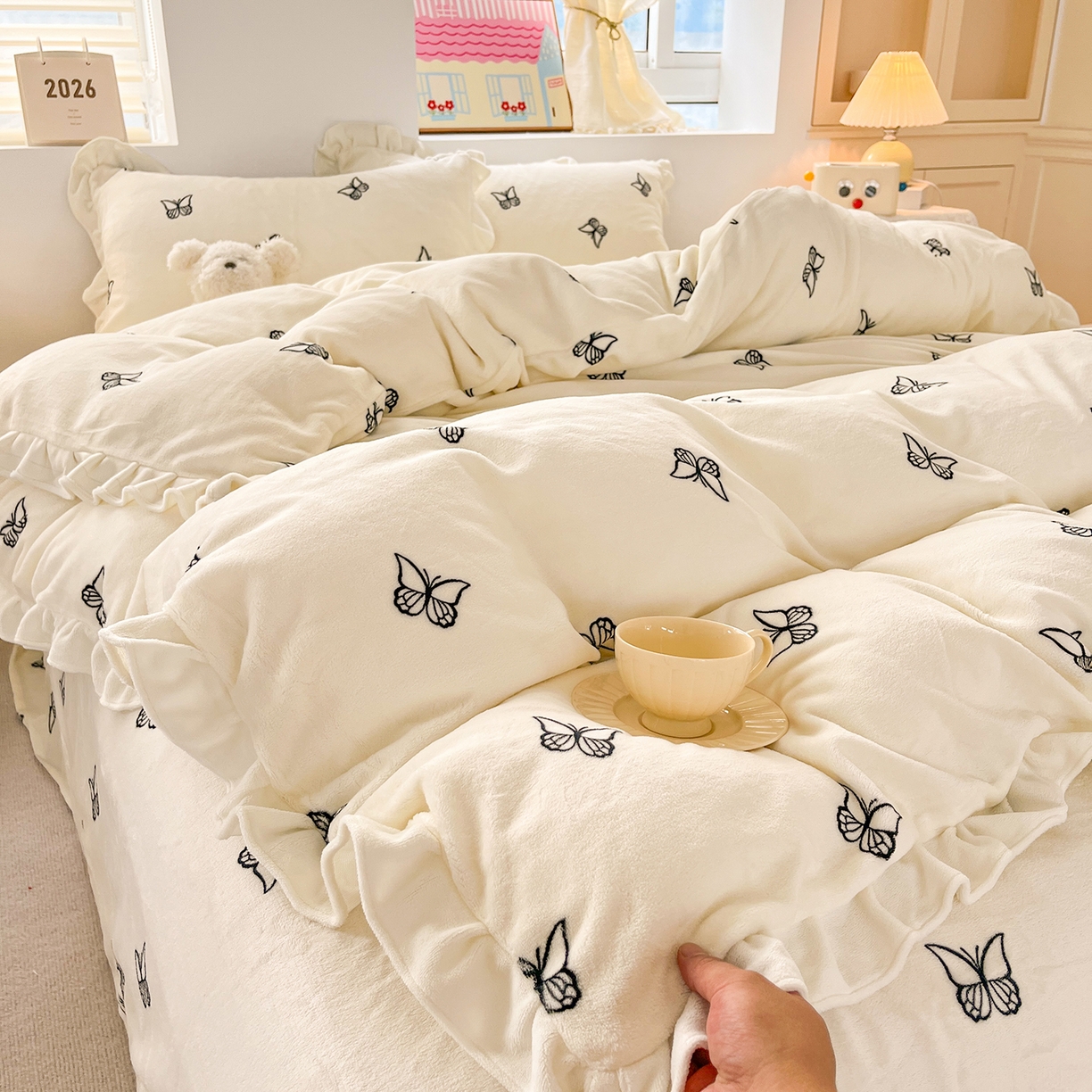 91家纺网 家纺一手货源 找家纺 麦朵家居 2025新款10斤重床盖款花边牛奶绒四件套雕花绒法莱绒四件套兔兔绒四件套床笠三件套-梦蝶 梦蝶白