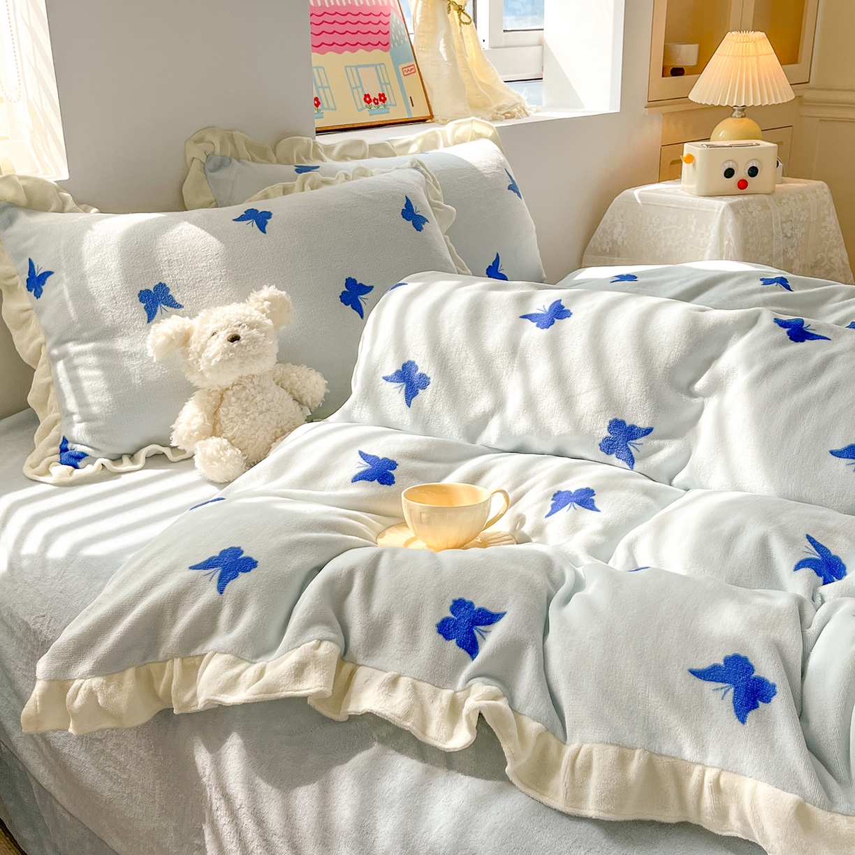 91家纺网 家纺一手货源 找家纺 麦朵家居 2025新款10斤重床盖款花边牛奶绒四件套雕花绒法莱绒四件套兔兔绒四件套床笠三件套-梦蝶 梦蝶蓝