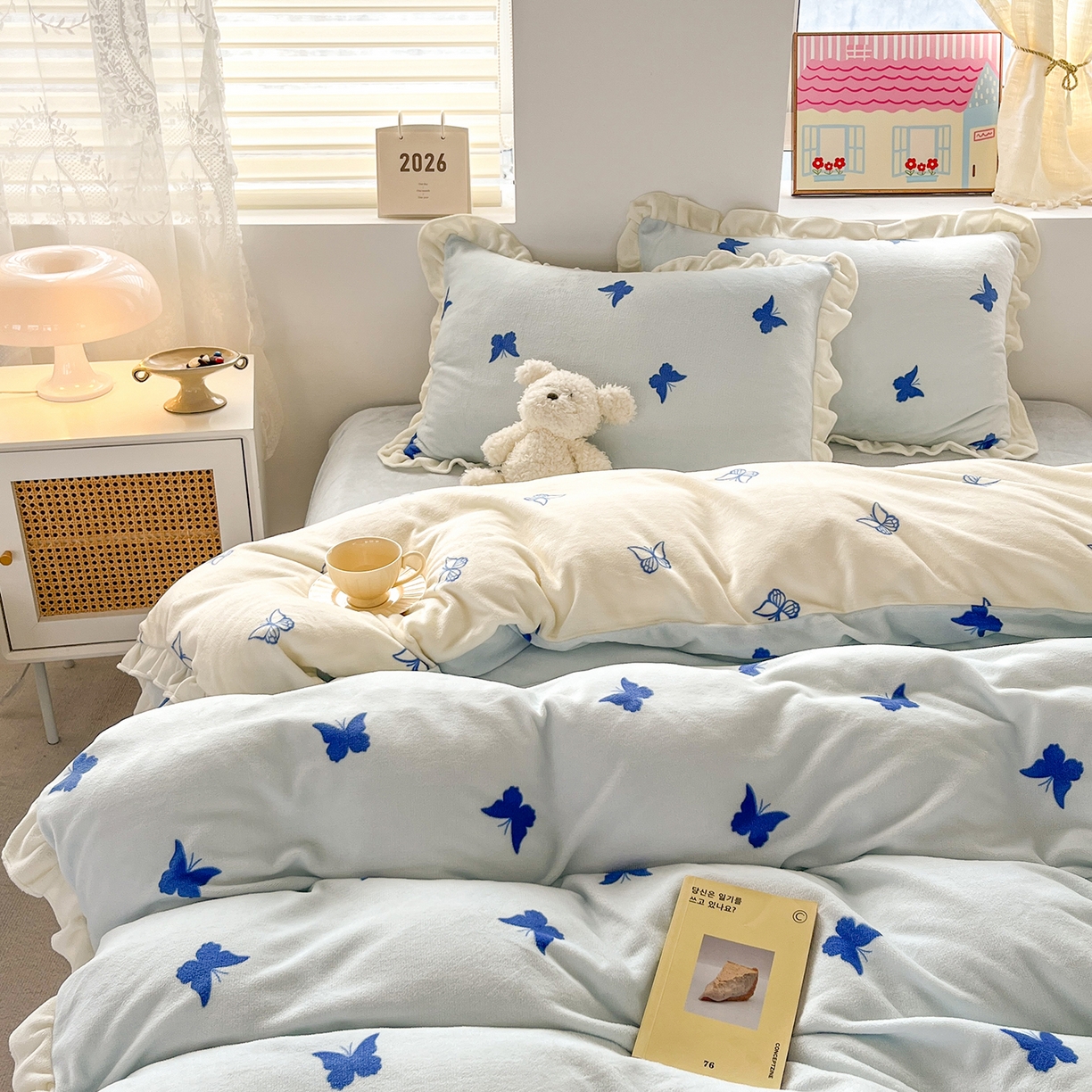 91家纺网 家纺一手货源 找家纺 麦朵家居 2025新款10斤重床盖款花边牛奶绒四件套雕花绒法莱绒四件套兔兔绒四件套床笠三件套-梦蝶 梦蝶蓝