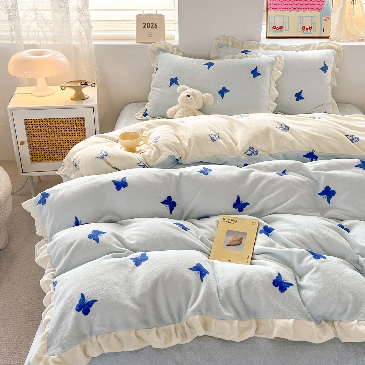 91家纺网 家纺一手货源 找家纺 麦朵家居 2025新款10斤重床盖款花边牛奶绒四件套雕花绒法莱绒四件套兔兔绒四件套床笠三件套-梦蝶 梦蝶蓝