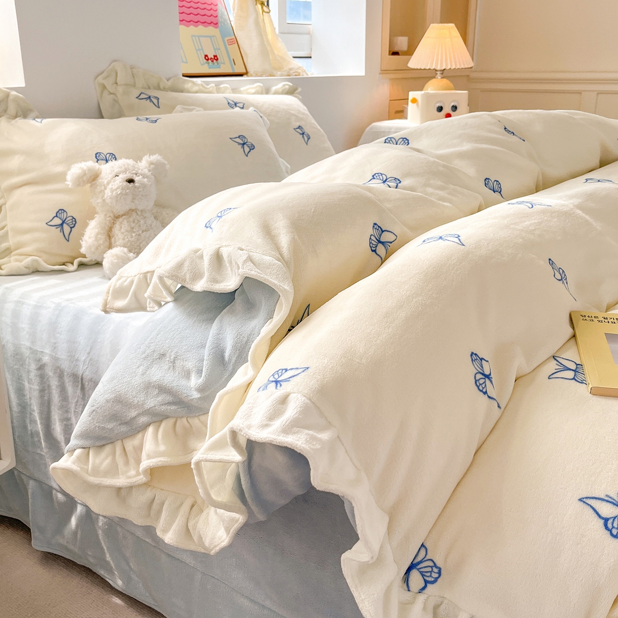 91家纺网 家纺一手货源 找家纺 麦朵家居 2025新款10斤重床盖款花边牛奶绒四件套雕花绒法莱绒四件套兔兔绒四件套床笠三件套-梦蝶 梦蝶白蓝