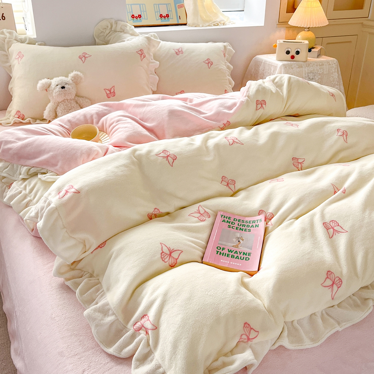 91家纺网 家纺一手货源 找家纺 麦朵家居 2025新款10斤重床盖款花边牛奶绒四件套雕花绒法莱绒四件套兔兔绒四件套床笠三件套-梦蝶 梦蝶白粉