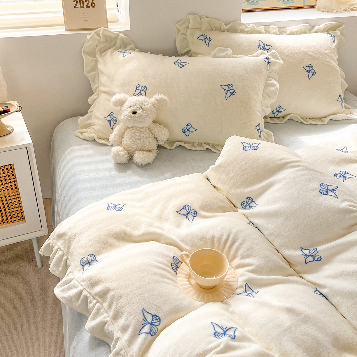 91家纺网 家纺一手货源 找家纺 麦朵家居 2025新款10斤重床盖款花边牛奶绒四件套雕花绒法莱绒四件套兔兔绒四件套床笠三件套-梦蝶 梦蝶白蓝