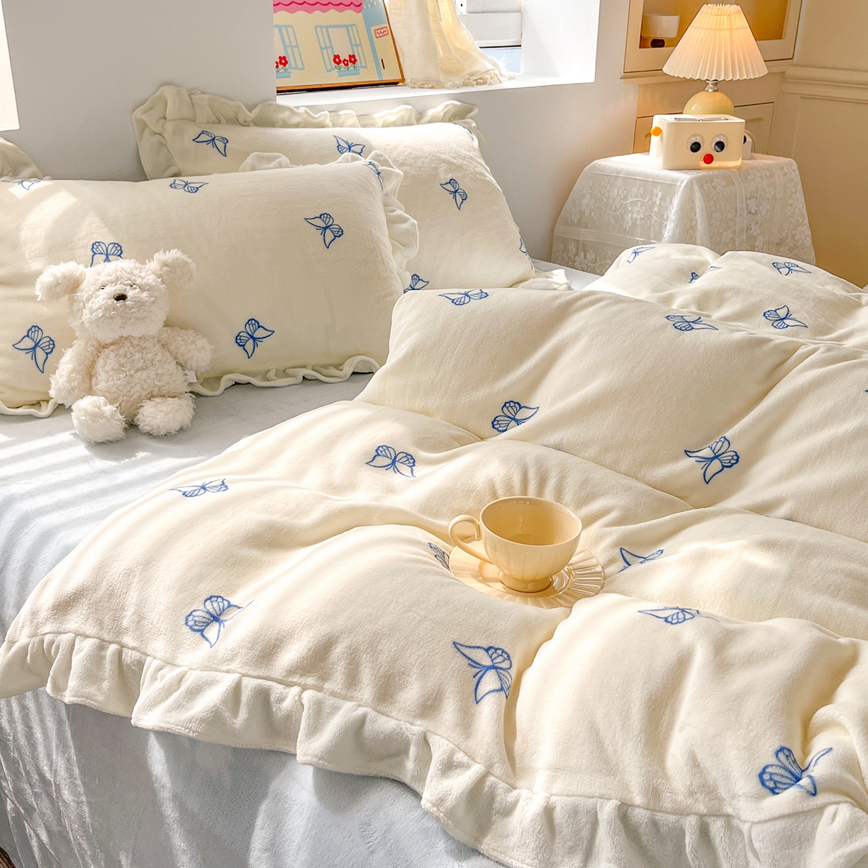 91家纺网 家纺一手货源 找家纺 麦朵家居 2025新款10斤重床盖款花边牛奶绒四件套雕花绒法莱绒四件套兔兔绒四件套床笠三件套-梦蝶 梦蝶白蓝